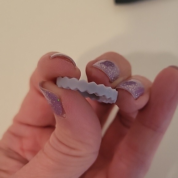 Qalo womens silicone stackable chevron amethyst ring size 6 - Picture 3 of 10